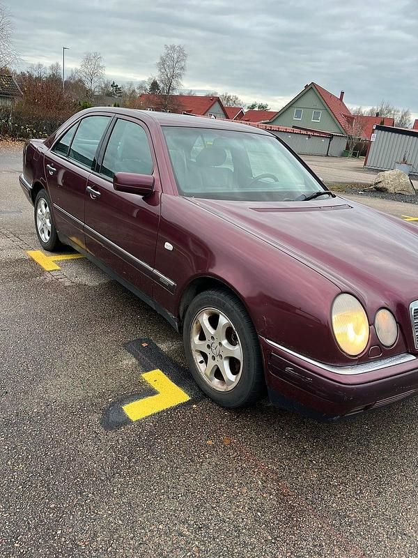 Mörkröd Begagnad 1998 Mercedes E220 Elegance Sedan | 32 000 kr - Bild 1/4