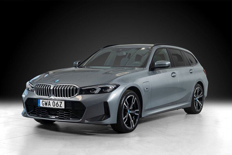 Grå (skyscraper metallic) Begagnad 2022 BMW 330e M Sport Kombi | 429 000 kr - Bild 1/4
