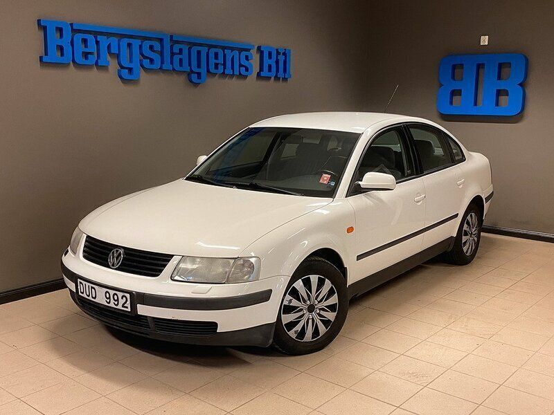 Vit Begagnad 1998 VW Passat Comfortline Sedan | 29 900 kr (Marknadspris) - Bild 1/4