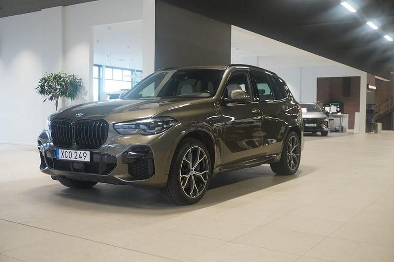 Manhattan metallic Begagnad 2022 BMW X5 M Sport SUV | 639 800 kr - Bild 1/4