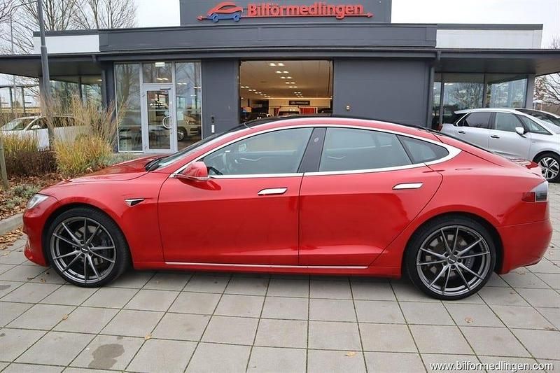 Röd samma som bilen Begagnad 2020 Tesla Model S Long Range AWD Halvkombi | 389 900 kr - Bild 1/4