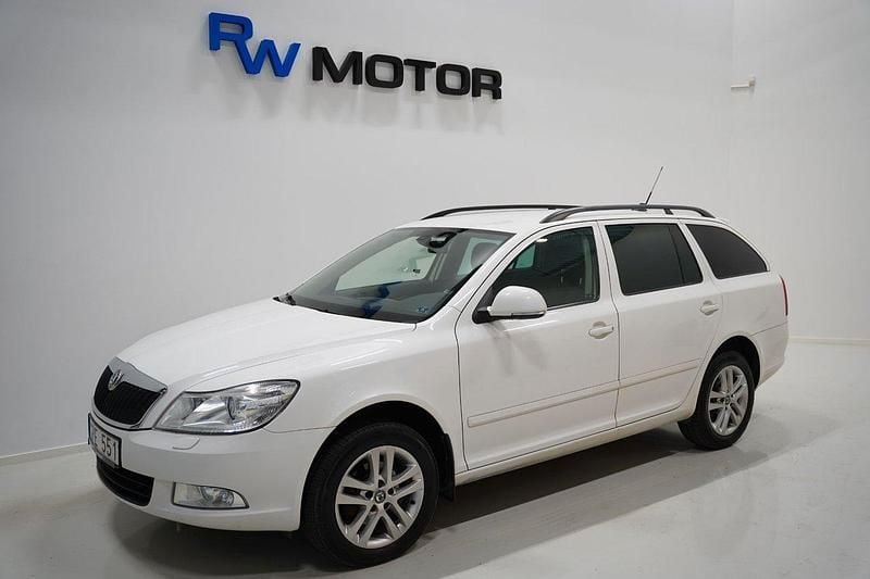Vit Begagnad 2013 Skoda Octavia Elegance Kombi | 84 900 kr (Marknadspris) - Bild 1/4