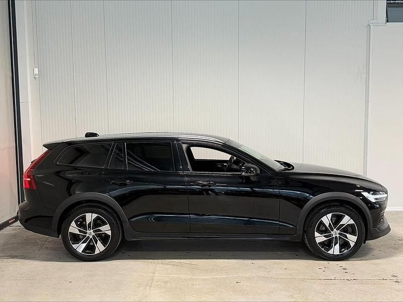 Begagnad Volvo V60 CC Momentum 190 HK (139 kW) 2019 Svart Kombi