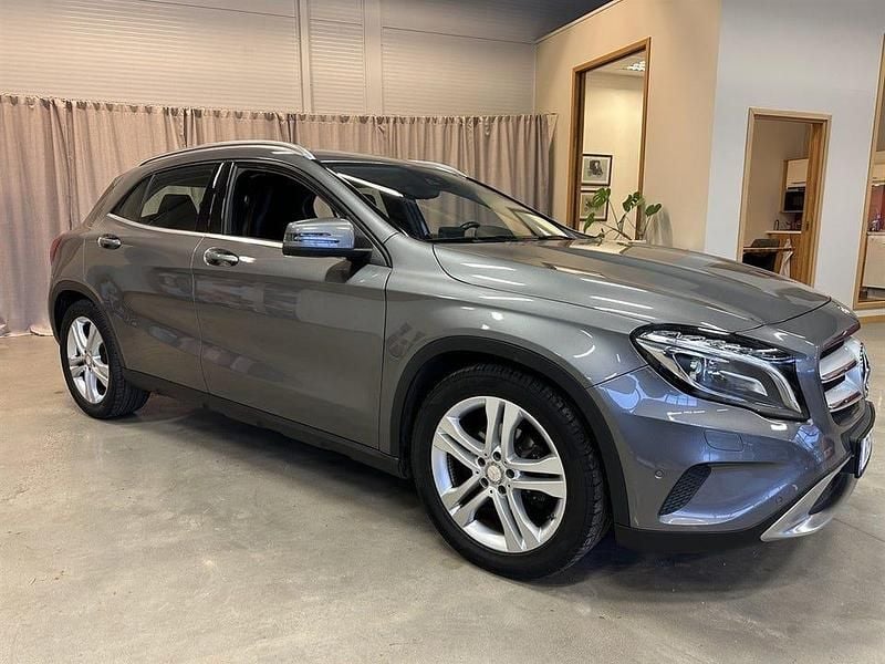 Grå Begagnad 2016 Mercedes GLA200 SUV | 174 900 kr (Marknadspris) - Bild 1/4