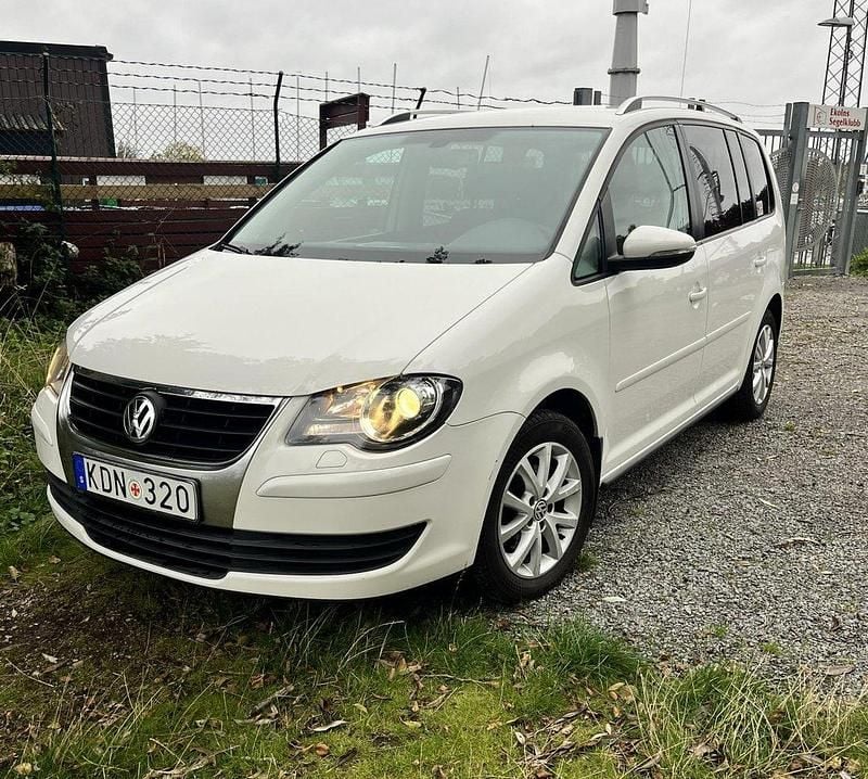 Vit Begagnad 2010 VW Touran Trendline Minibuss | 48 000 kr (Superpris) - Bild 1/4