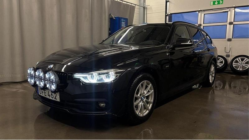 Svart Begagnad 2018 BMW 320 Kombi | 240 000 kr (Marknadspris) - Bild 1/4