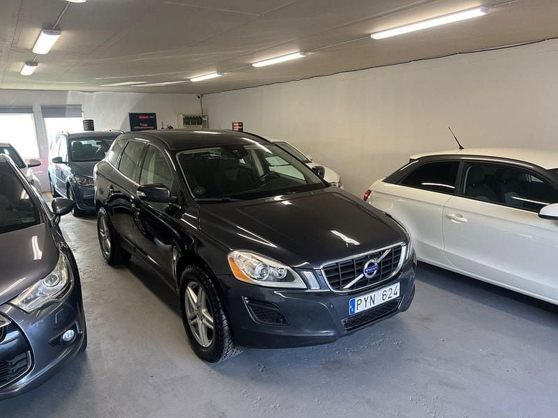 Grå Begagnad 2012 Volvo XC60 Momentum SUV | 79 900 kr (Marknadspris) - Bild 1/4