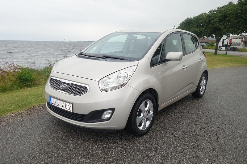Silver Begagnad 2010 Kia Venga Comfort Halvkombi | 39 900 kr (Marknadspris) - Bild 1/4