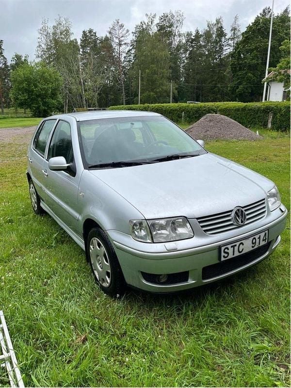 Silver Begagnad 2001 VW Polo Comfortline Halvkombi | 18 000 kr (Superpris) - Bild 1/4