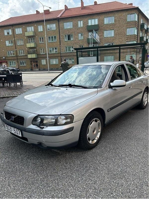 Grå Begagnad 2001 Volvo S60 Sedan | 24 000 kr (Bra pris) - Bild 1/4