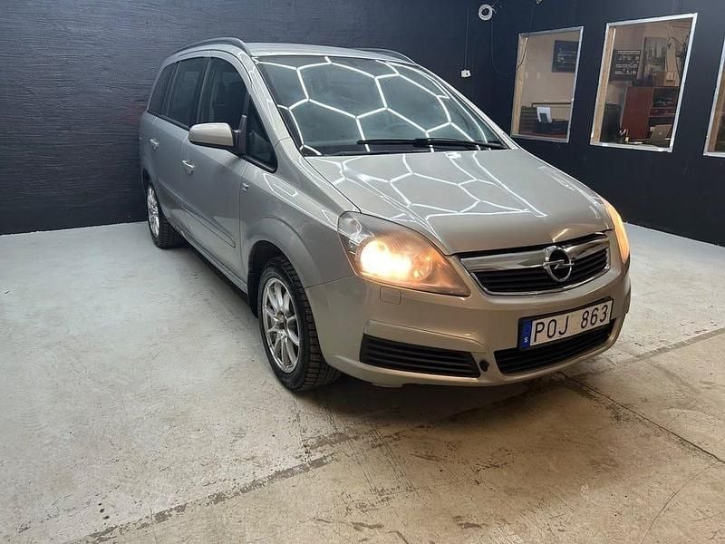 Begagnad Opel Zafira 140 HK (102 kW) 2006 Grå Minibuss