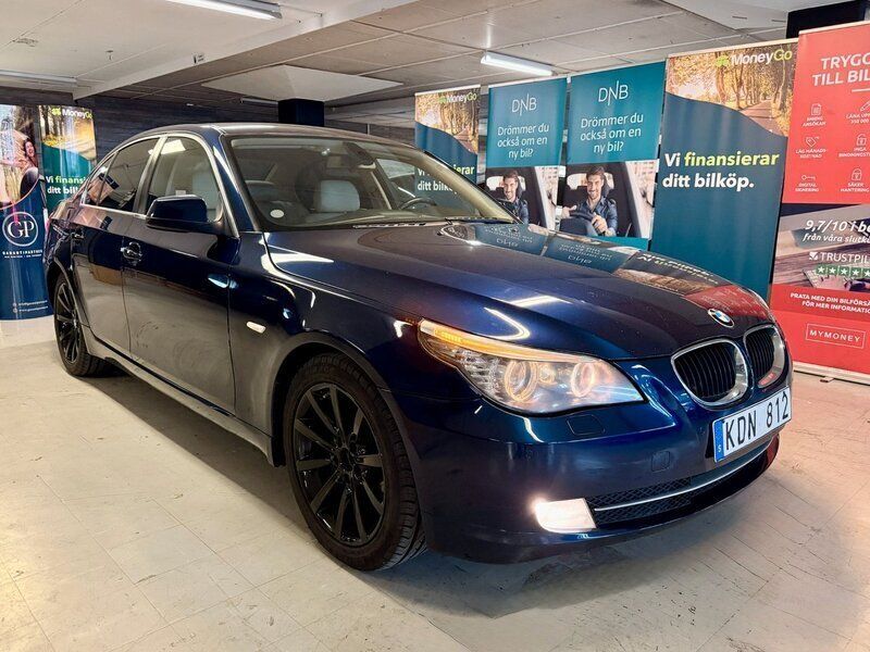 Blå Begagnad 2009 BMW 520 Sedan | 79 900 kr (Bra pris) - Bild 1/4