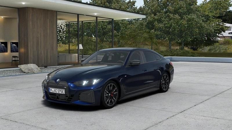Blå Ny 2025 BMW i4 Efficient Dynamics Sedan | 836 000 kr (Marknadspris) - Bild 1/4