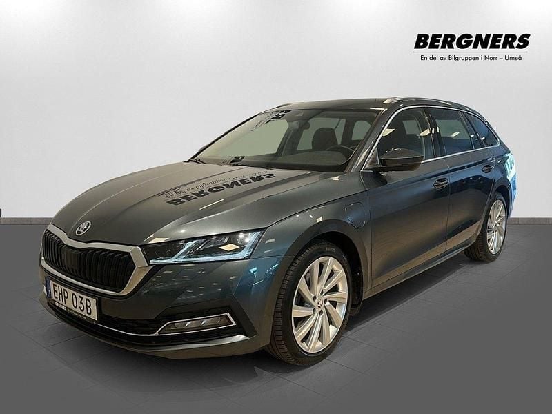 Grå Begagnad 2021 Skoda Octavia Style Kombi | 259 900 kr (Marknadspris) - Bild 1/4