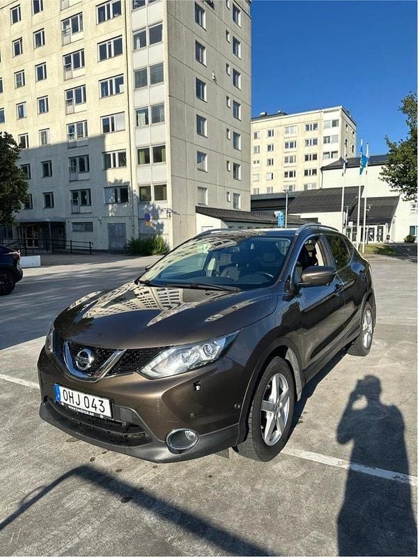 Brun Begagnad 2016 Nissan Qashqai 360º SUV | 139 900 kr (Marknadspris) - Bild 1/4