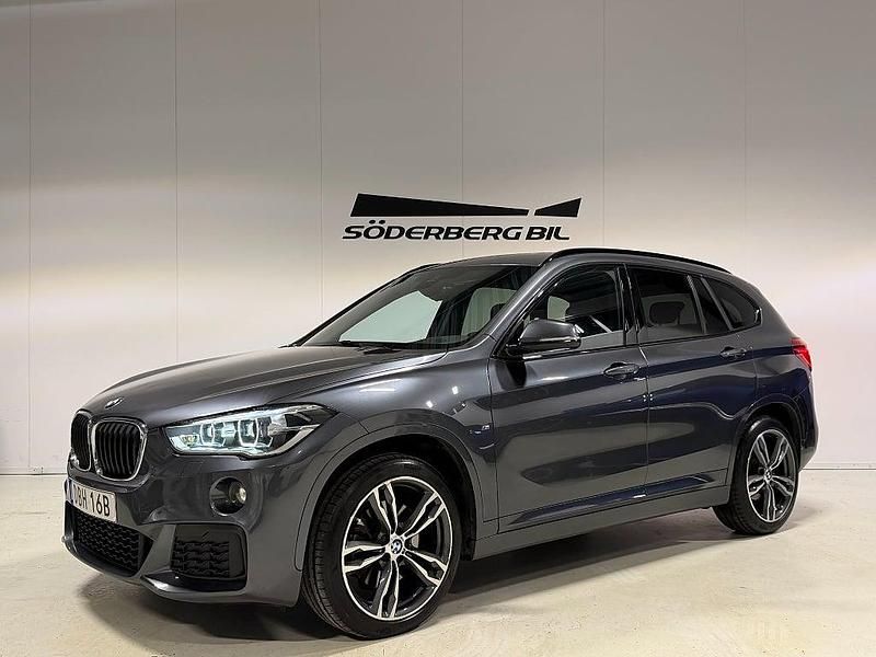 Grå Begagnad 2019 BMW X1 M Sport SUV | 229 900 kr (Marknadspris) - Bild 1/4