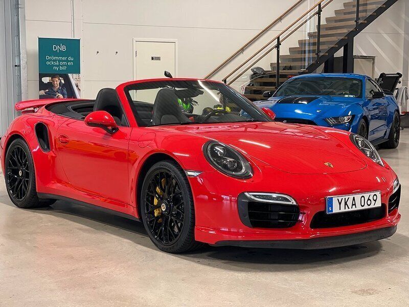 Ljusröd (röd) Begagnad 2015 Porsche 911 Turbo S Cabriolet Cab | 1 599 900 kr - Bild 1/4