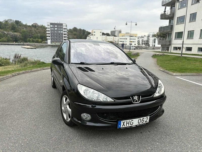 Svart Begagnad 2006 Peugeot 206 Halvkombi | 19 900 kr (Marknadspris) - Bild 1/4