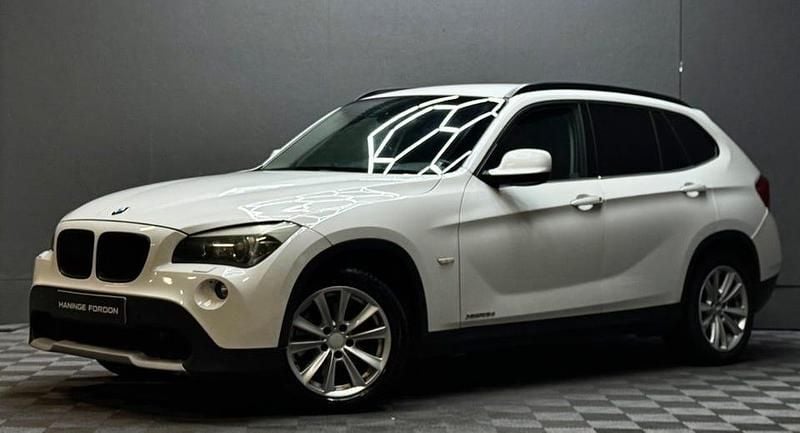 Vit Begagnad 2010 BMW X1 SUV | 109 900 kr (Marknadspris) - Bild 1/4