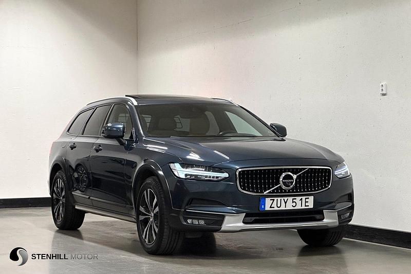 Mörkblå (denim blue metallic) Begagnad 2020 Volvo V90 CC SE Kombi | 314 900 kr (Lite dyr) - Bild 1/4