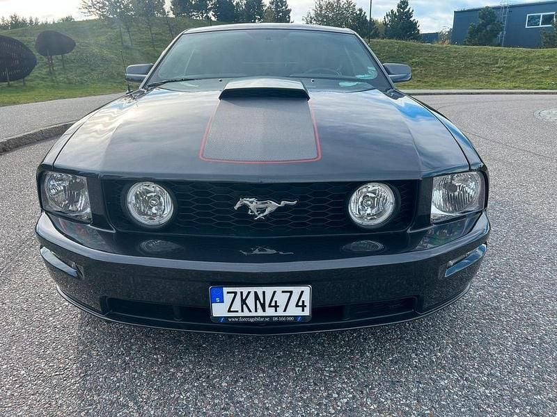 Mörkgrå Begagnad 2009 Ford Mustang GT Sportkupé | 179 000 kr (Marknadspris) - Bild 1/4