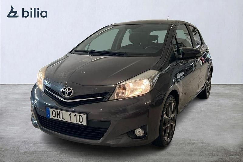 Mörkgrå Begagnad 2014 Toyota Yaris Edition Halvkombi | 119 900 kr (Marknadspris) - Bild 1/4