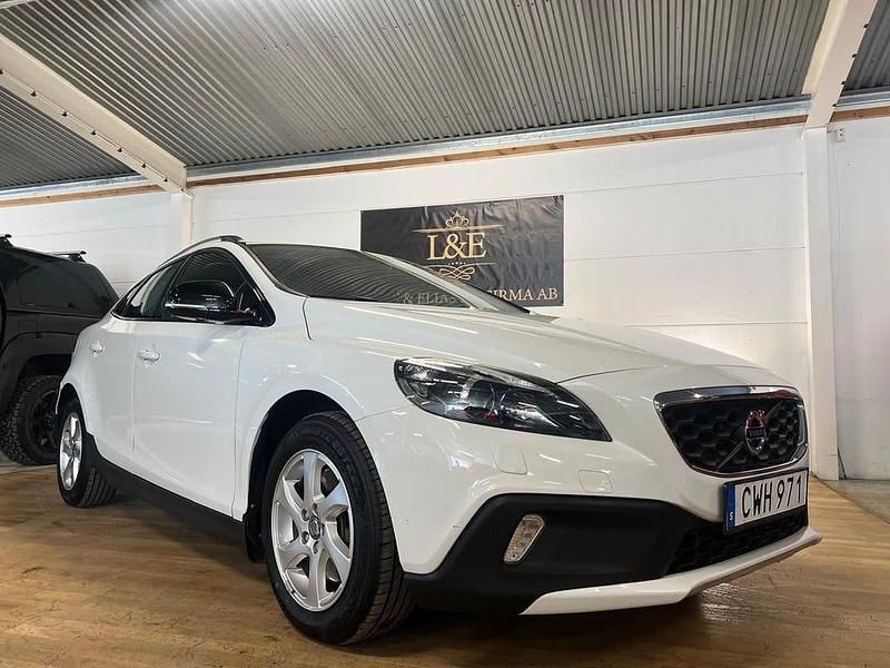 Vit Begagnad 2015 Volvo V40 CC Momentum Kombi | 129 900 kr (Marknadspris) - Bild 1/4