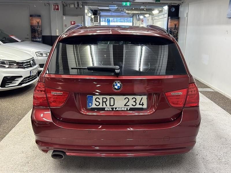 Begagnad BMW 320 184 HK (135 kW) 2012 Röd Kombi