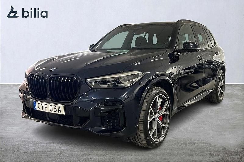 Svart Begagnad 2022 BMW X5 iPerformance SUV | 699 900 kr (Lite dyr) - Bild 1/4