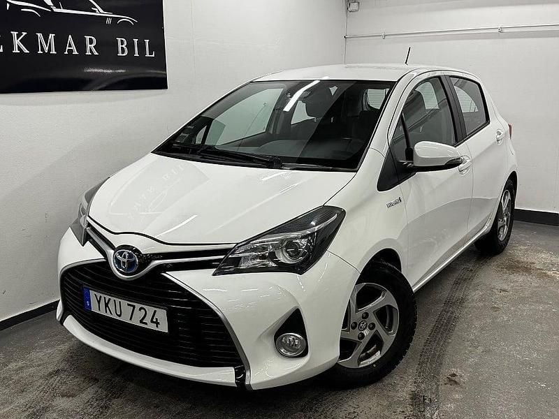 Vit Begagnad 2016 Toyota Yaris Hybrid Active Halvkombi | 134 900 kr (Marknadspris) - Bild 1/4