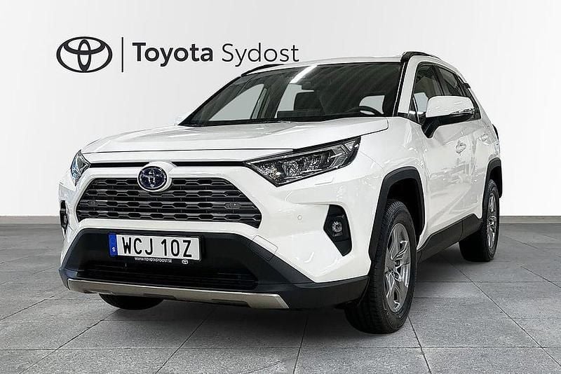 Vit Ny 2025 Toyota RAV4 Hybrid Active SUV | 446 800 kr (Marknadspris) - Bild 1/4
