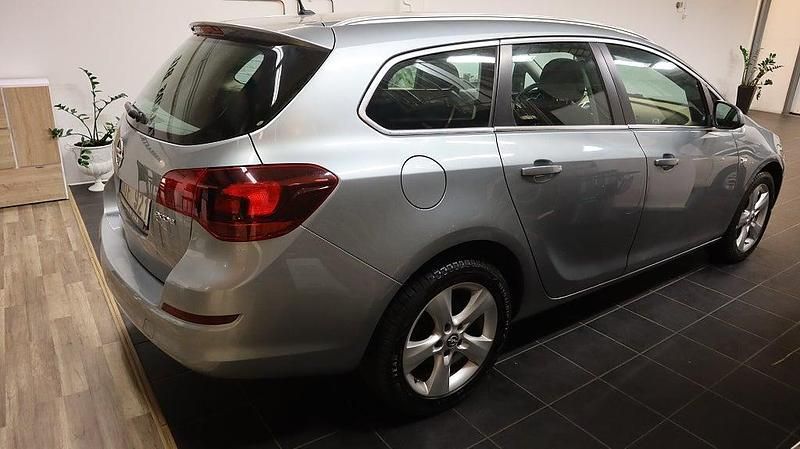 Begagnad Opel Astra 131 HK (96 kW) 2012 Grå Kombi