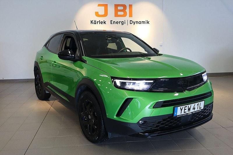 Grön Begagnad 2022 Opel Mokka-e GS Line SUV | 204 900 kr (Marknadspris) - Bild 1/4