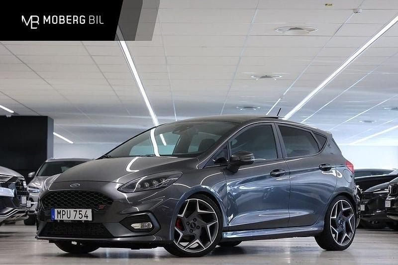 Grå Begagnad 2018 Ford Fiesta Performance Edition Halvkombi | 189 900 kr (Marknadspris) - Bild 1/2