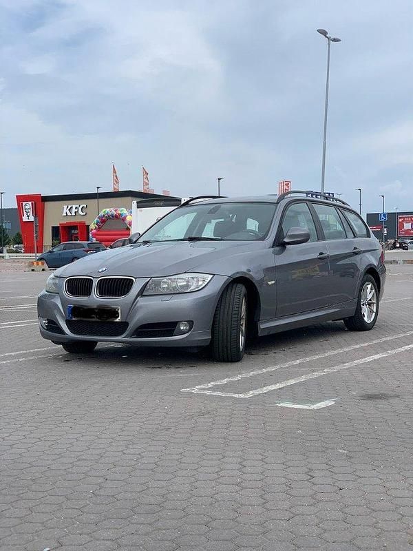 Grå Begagnad 2010 BMW 320 Comfort Edition Kombi | 50 000 kr (Bra pris) - Bild 1/4