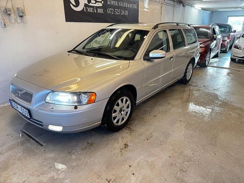 Begagnad Volvo V70 Momentum 170 HK (125 kW) 2008 Silver Kombi