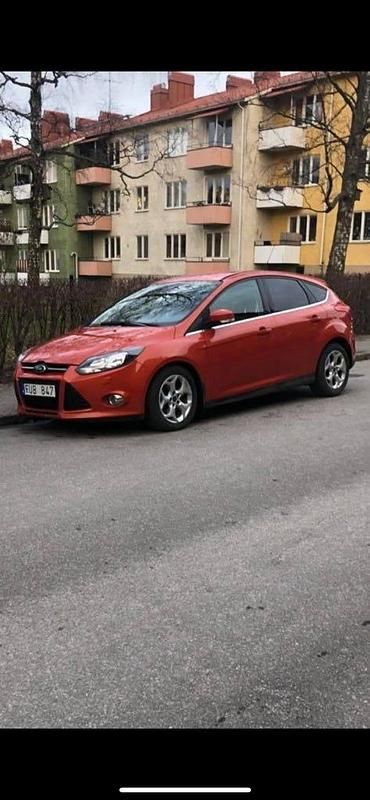 Mars red metallic Begagnad 2011 Ford Focus Halvkombi | 47 500 kr (Bra pris) - Bild 1/3