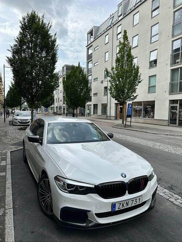 Begagnad 2019 BMW 530 iPerformance Sedan | 339 000 kr (Lite dyr) - Bild 1/4