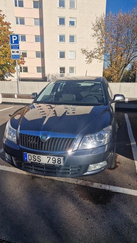 Grå Begagnad 2011 Skoda Octavia Elegance Halvkombi | 51 000 kr (Bra pris) - Bild 1/4