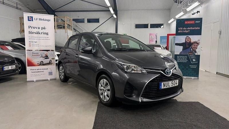 Grå Begagnad 2015 Toyota Yaris Hybrid Halvkombi | 129 900 kr (Marknadspris) - Bild 1/4