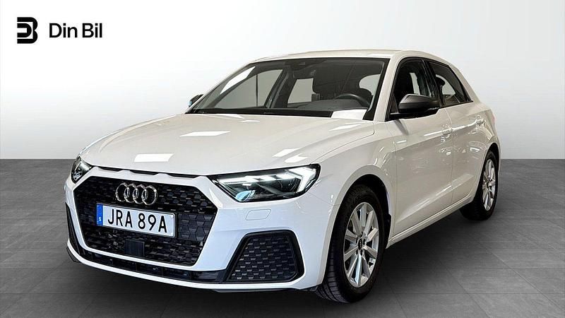 Cortinavit Begagnad 2022 Audi A1 Sportback Proline Halvkombi | 224 000 kr (Marknadspris) - Bild 1/4
