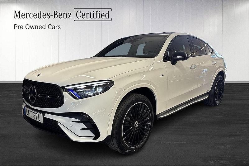 Vit Begagnad 2025 Mercedes GLC300e Sportkupé | 824 900 kr (Lite dyr) - Bild 1/4
