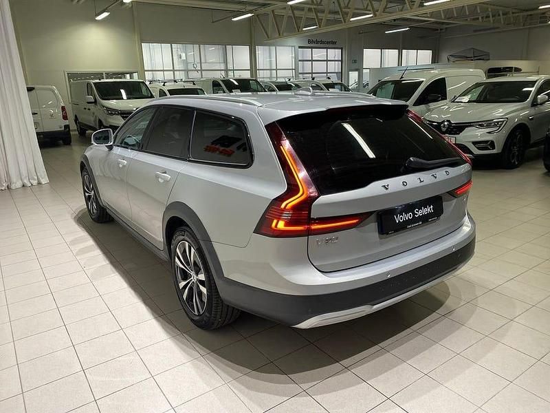 Begagnad Volvo V90 CC Core 200 HK (147 kW) 2023 Silver Kombi