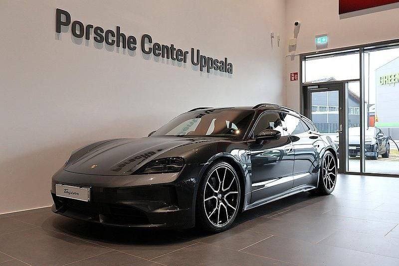 Grå Ny 2024 Porsche Taycan Sport Turismo Sedan | 1 413 150 kr (Marknadspris) - Bild 1/4