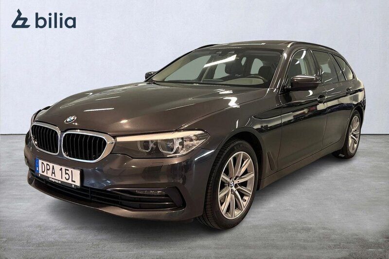 Grå Begagnad 2019 BMW 520 Sport Line Kombi | 209 900 kr (Superpris) - Bild 1/4