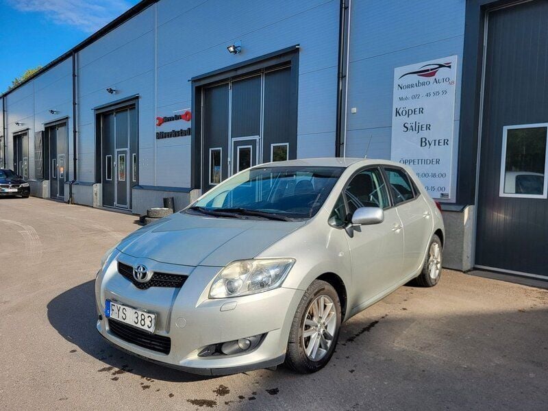 Silver Begagnad 2009 Toyota Auris Halvkombi | 48 900 kr (Marknadspris) - Bild 1/4