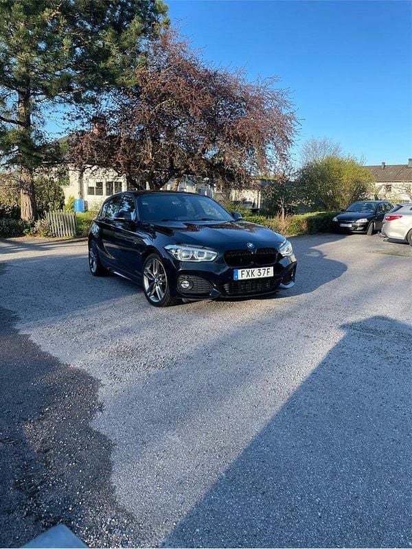 Svart Begagnad 2019 BMW 120 M Sport Halvkombi | 219 000 kr (Lite dyr) - Bild 1/4