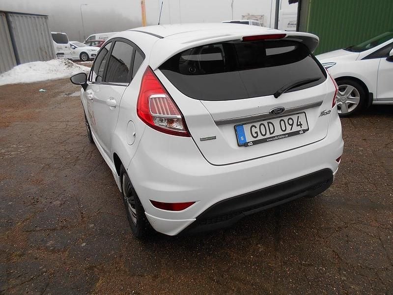 Begagnad Ford Fiesta Titanium 101 HK (74 kW) 2016 Vit Halvkombi