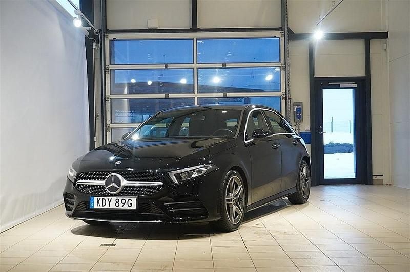 Svart Begagnad 2019 Mercedes A180 AMG Halvkombi | 204 900 kr (Marknadspris) - Bild 1/4