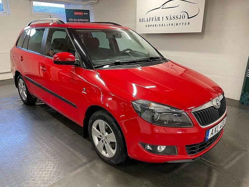 Röd Begagnad 2014 Skoda Fabia Ambiente Halvkombi | 39 900 kr (Bra pris) - Bild 1/4